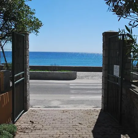 Montecristo - Fronte Mare In Posizione Unica דירה מרינה די קמפו