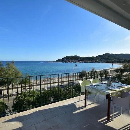 Montecristo - Fronte Mare In Posizione Unica アパート